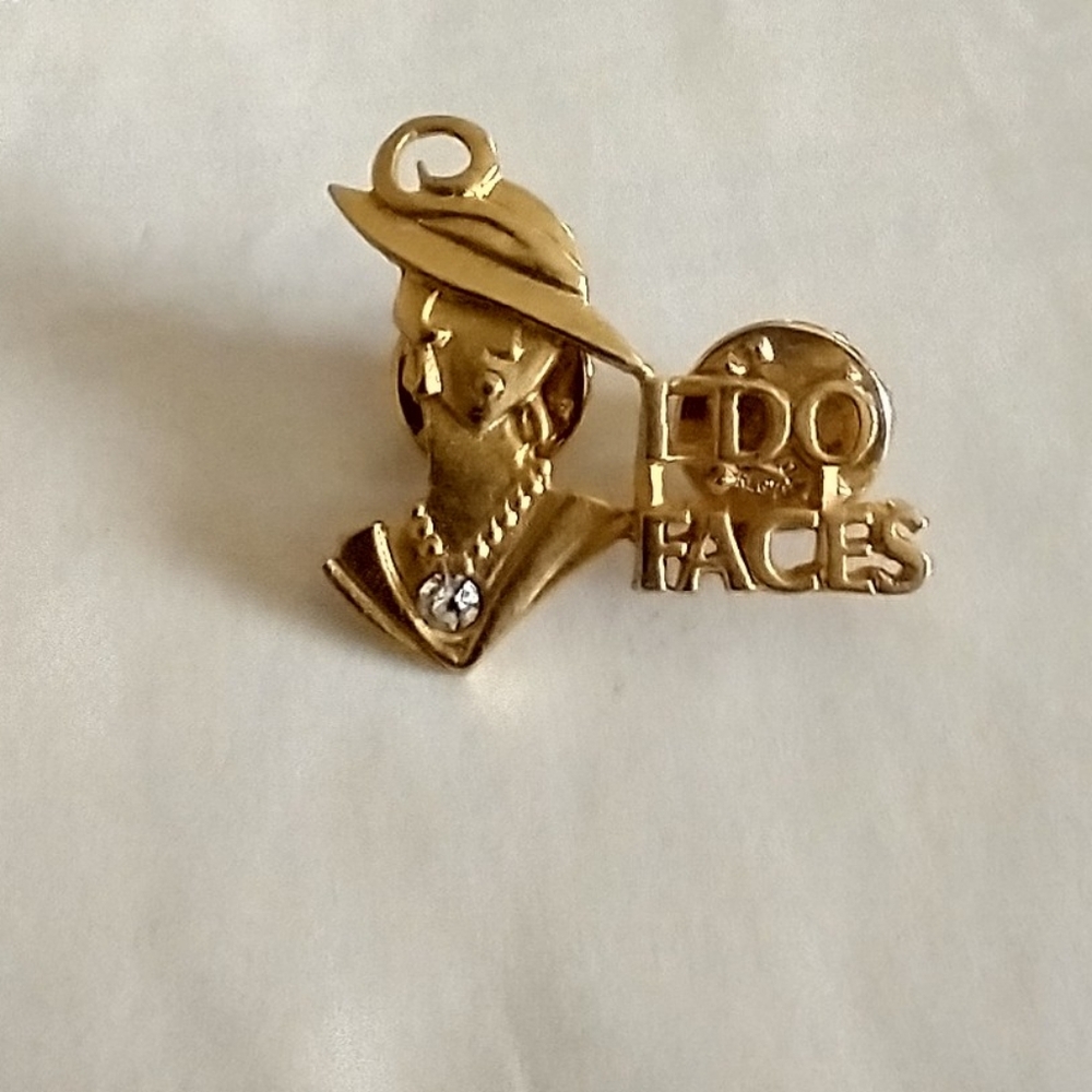 Goldtone Vintage Lapel Pin Brooch with Hat Design Makeup 'I DO FACES'
